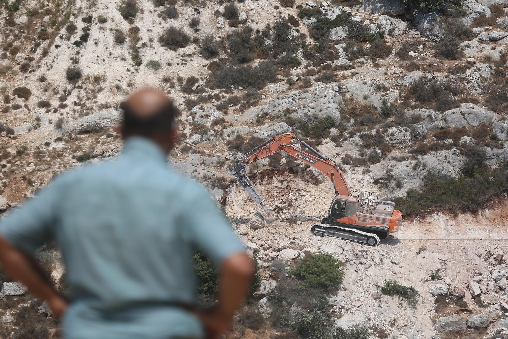 الاحتلال يواصل تجريف أراضي المواطنين في قرية خربثا بني حارث غرب رام الله (تصوير: محمد أبو زيد/وفا)